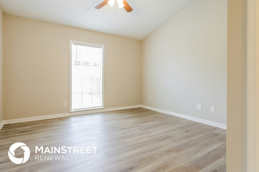 Building Photo - 2120 Redleaf Dr