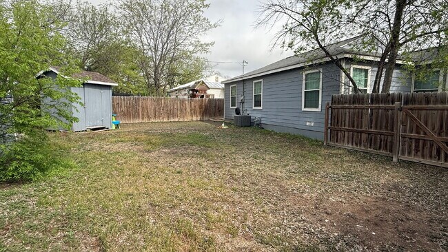Building Photo - Newly renovated 3 bedroom 2 bath home centrally located!
