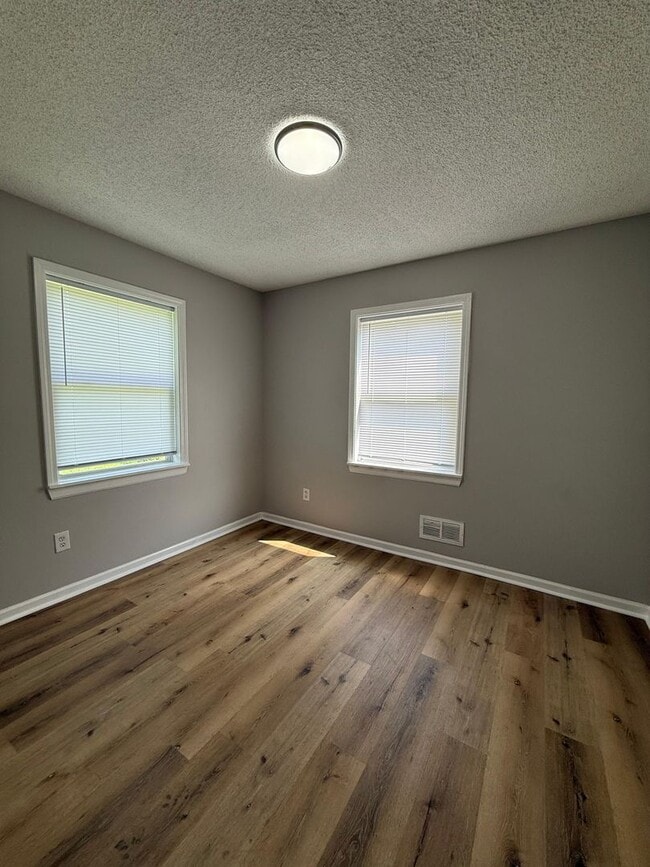 Building Photo - This is a 4 bedroom 1 Full bathroom house which has a spacious living room, dining room and full ...