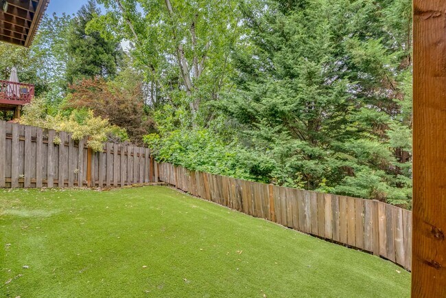 Building Photo - Stunning, spacious 4-bdrm/4-bath in Tigard. Fireplace, massive decks, next to nature
