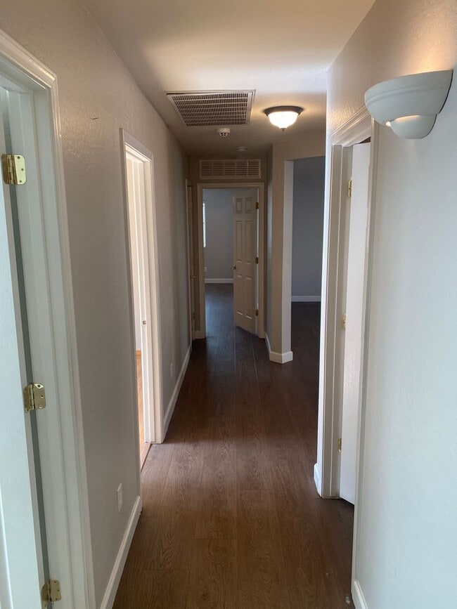 Building Photo - 3 bed 2 bath
