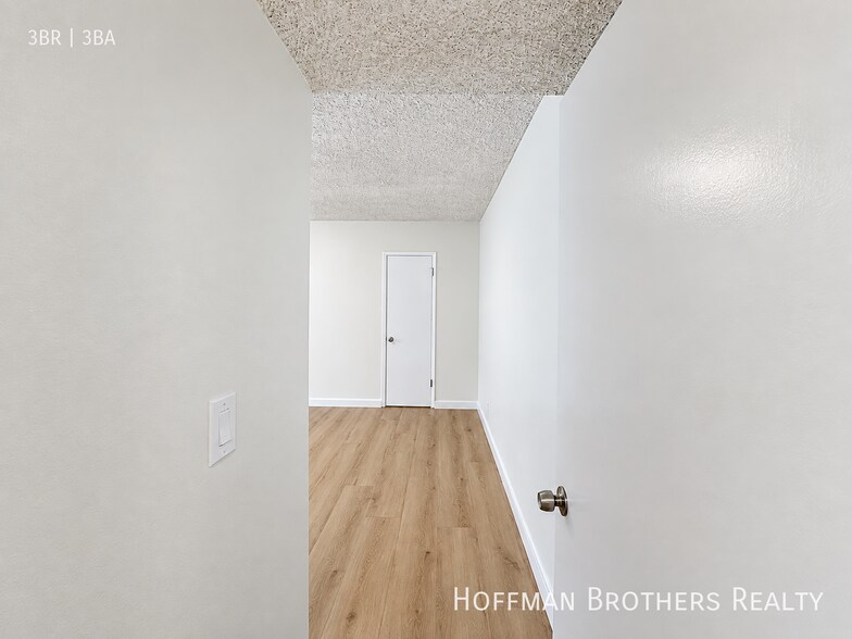 Building Photo - 6039 Whitsett Ave