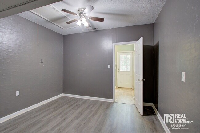 Building Photo - 443 Robin Dr