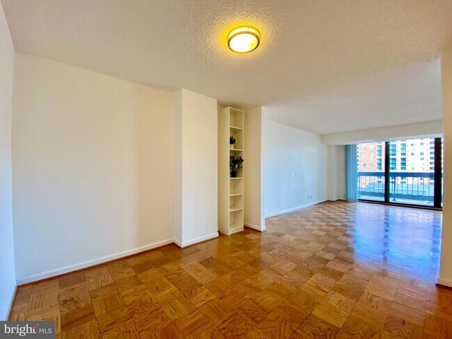 Building Photo - 3800 Fairfax Dr