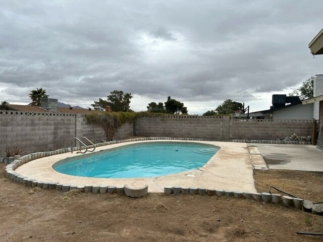 Building Photo - 4060 Oakhill Ave