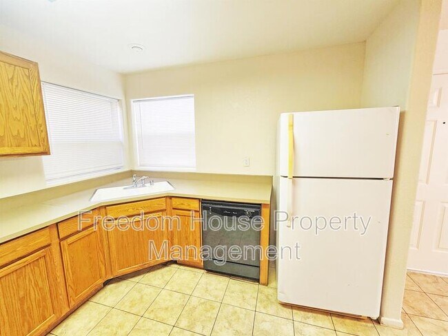 Building Photo - 2321 E Calvada Blvd