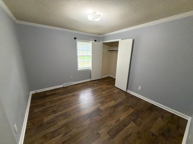 Building Photo - Room in House on Westfield St