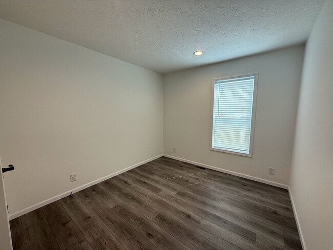 Building Photo - Spacious Pet-Friendly 3BR Home in Secure Belleville Neighborhood – Only $950/Month!