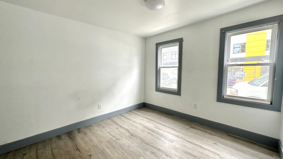 Building Photo - 655 S 11th St
