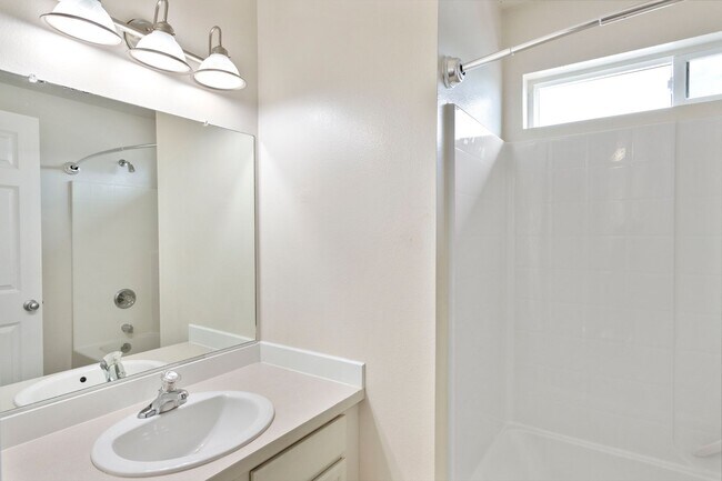 Building Photo - 4 Bed 2.5 Bath - Excellent Condition - Pet...