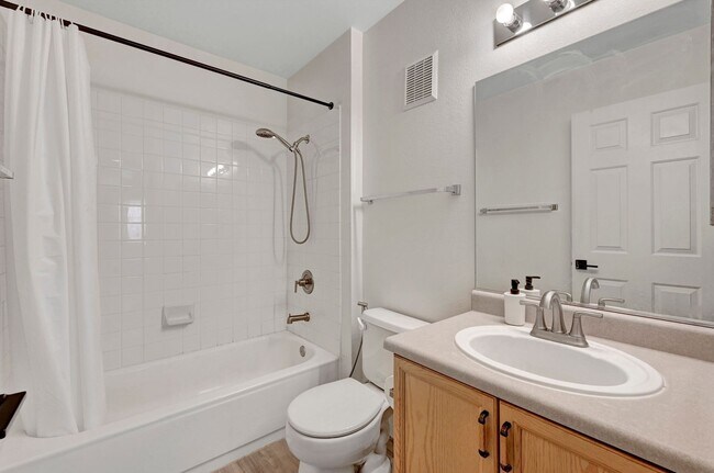 Building Photo - 2 Bedroom Condo w/ Patio & 1 Car Attached ...