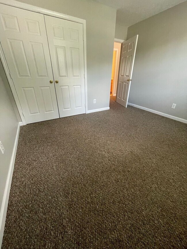 Building Photo - 31 Fox Creek Ct