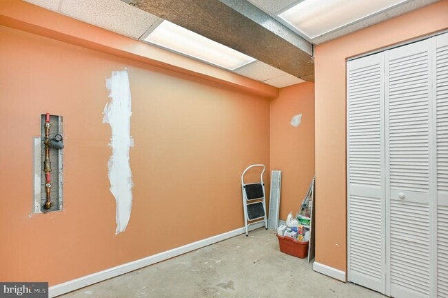 Building Photo - 1838 Oxford Square