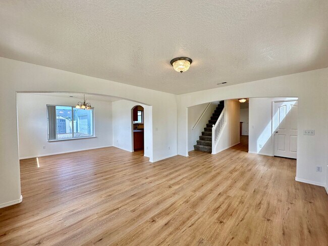 Building Photo - Newly Renovated Expansive Multi story 4 be...