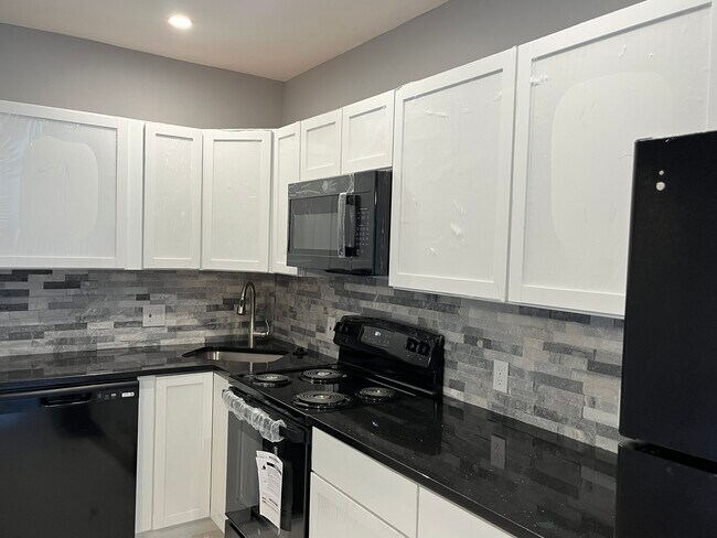 Building Photo - 1006 F St NE