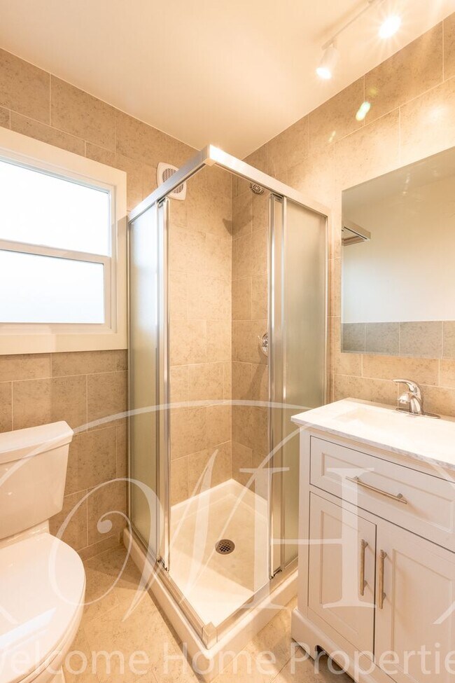 Building Photo - 427 E Pine St