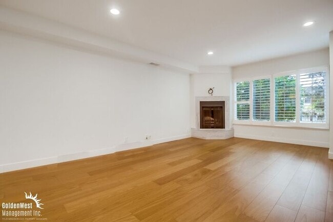 Building Photo - Modern 2Bdm 1.5Ba Townhome in Point Loma w...