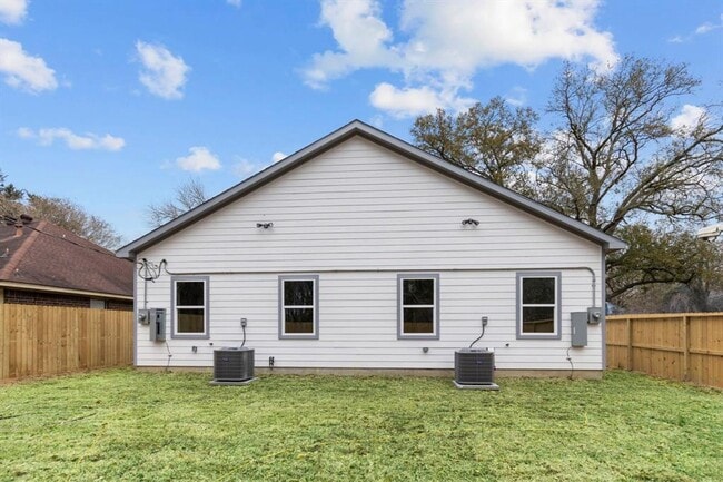 Building Photo - 1010 Junell St