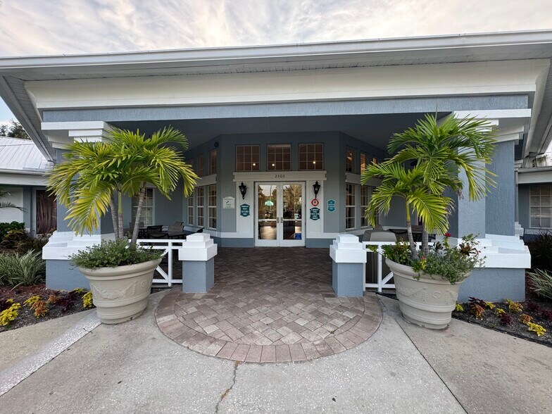 Building Photo - 2368 Silver Palm Dr