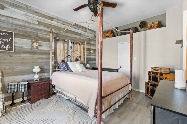 Building Photo - 10496 Summit Dr