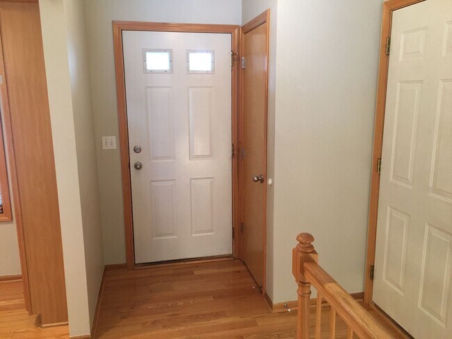 Building Photo - Adorable 2 bed 2 bath in Forest Hills Dist...