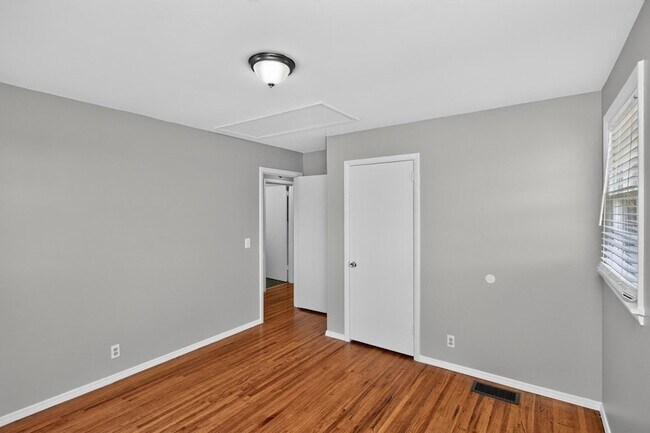 Building Photo - 261 Eisenhower Dr