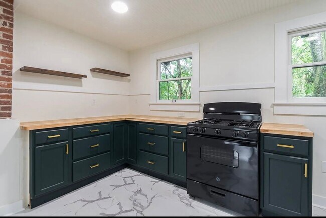 Building Photo - Recently Renovated 2 Bedroom Apartment in ...