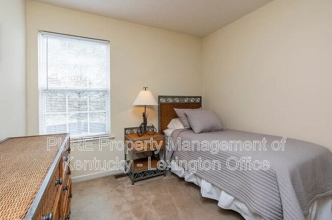 Building Photo - 804 Wabarto Way