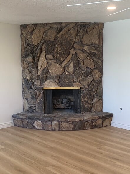 CUSTOM GAS LOG FIREPLACE - 8322 Mango Ave