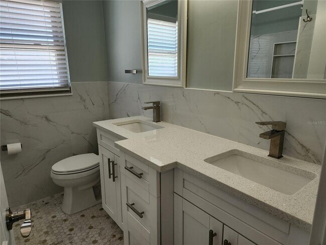 Building Photo - 2347 Eastwood Dr