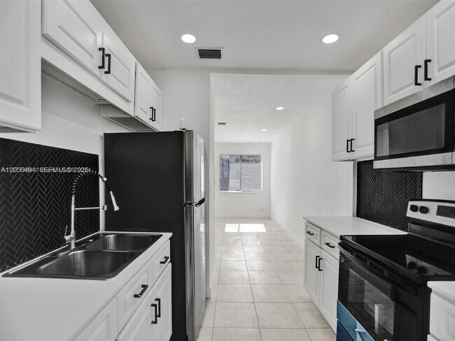 Building Photo - 708 N 20th Ave