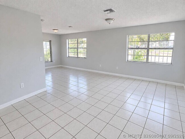Building Photo - 20620 NW 26th Ct