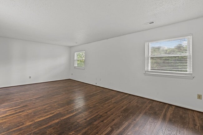 Building Photo - Beautiful 2-Bed, 2.5-Bath Home with Spacio...