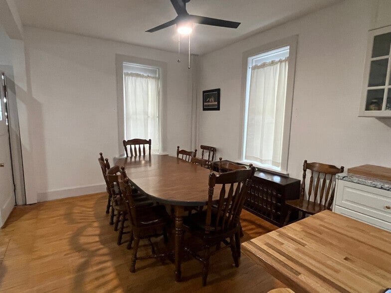 Building Photo - 811 Center St