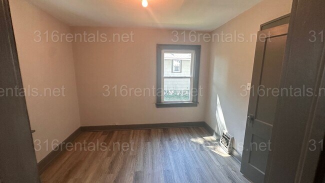 Building Photo - $799- 2 bed 1 bath - Single Family Home