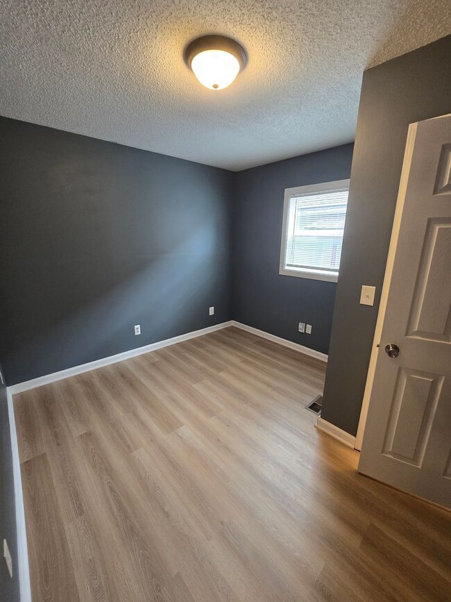 Building Photo - 2 bedroom 1 bath Cute house