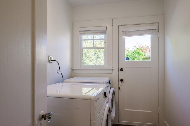 Building Photo - Charming Burlingame Home, 2 Bedroom / 1 Ba...