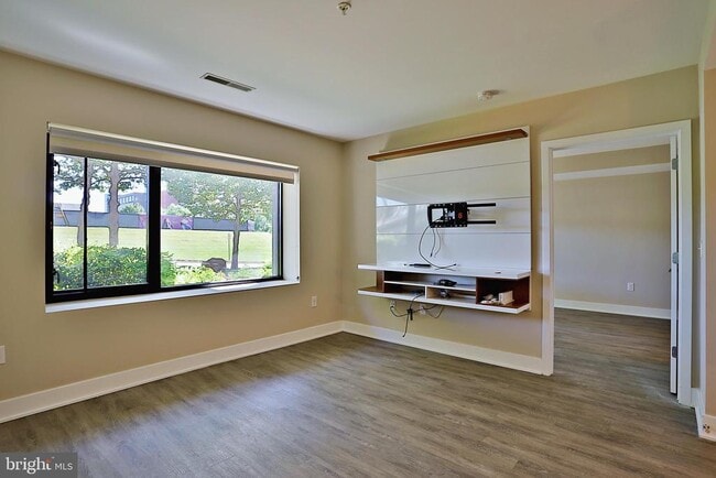 Building Photo - 145 Riverhaven Dr