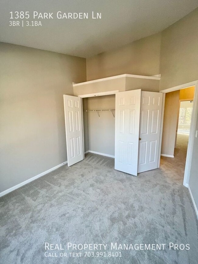 Building Photo - 1385 Park Garden Ln