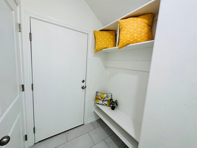 Building Photo - 9909 Bijan Dr