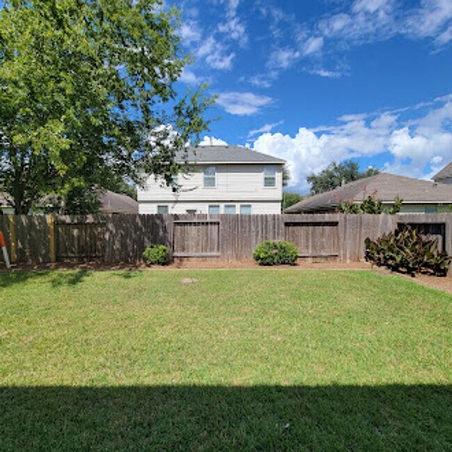 Building Photo - Well-Maintained Home with Spacious Layout ...