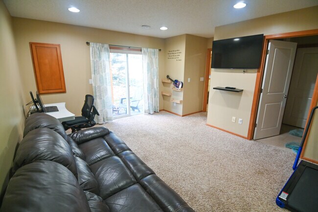 Building Photo - 3266 Oak View Dr