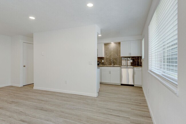 Building Photo - Newly Renovated Townhouse - Pet Friendly!!