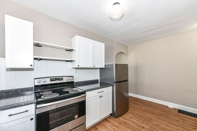 Building Photo - 802 N Denny St