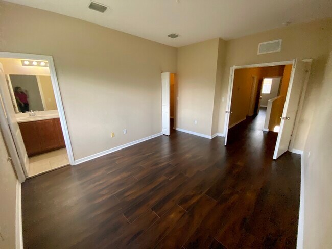 Building Photo - 3538 NW 29th Ct