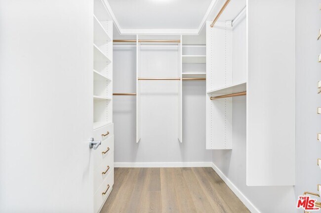 Building Photo - 1129 Larrabee St