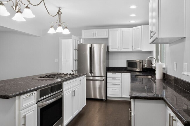 Building Photo - Spacious Stunning 3 BR House in Mount Prospect W/ Office/Playroom on Corner Lot
