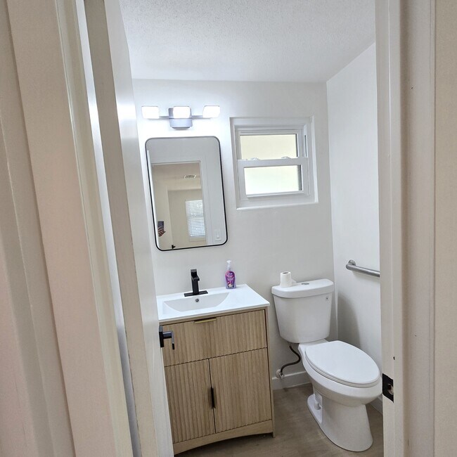 Building Photo - 3/2.5/1 Beautifully Updated Crystal River Home with Carport, Garage & Fenced Yard