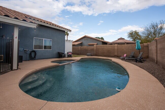 Building Photo - Spacious 3-Bedroom Oasis with Pool in Yuma...