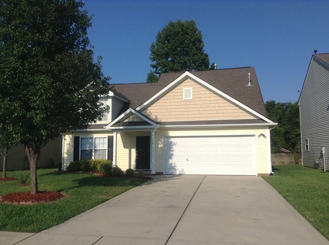 Building Photo - 1919 Sunset Village Dr